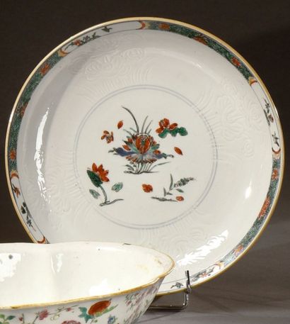 CHINE - EPOQUE KANGXI (1662 - 1722) Coupe en porcelaine blanche décorée en émaux...