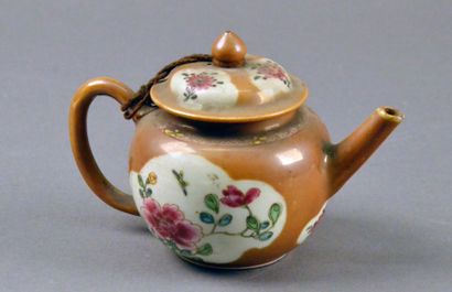 CHINE - Epoque QIANLONG (1736 - 1795) Verseuse en porcelaine émaillée capucin, décorée...