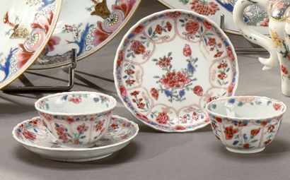 CHINE - Epoque QIANLONG (1736 - 1795) Paire de sorbets et leurs présentoirs en porcelaine...