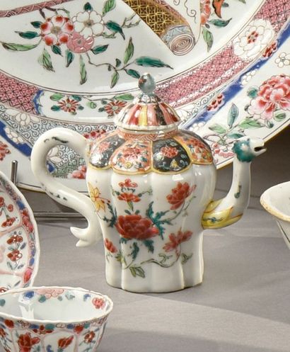 CHINE - Epoque QIANLONG (1736 - 1795) Verseuse cotelée en porcelaine blanche décorée...