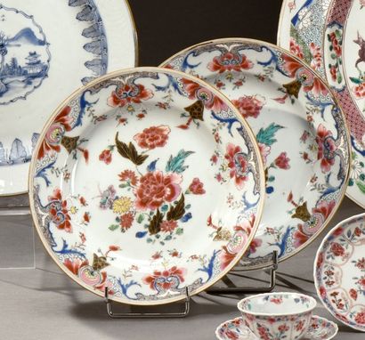 CHINE - Epoque QIANLONG (1736 - 1795) Paire d'assiettes en porcelaine blanche décorée...