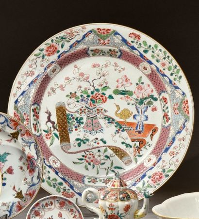 CHINE - Epoque QIANLONG (1736 - 1795) Plat rond en porcelaine blanche décorée en...