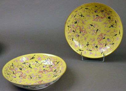 CHINE - XVIIIe siècle CHINE - XIXe siècle
Paire de coupes en porcelaine émaillée...