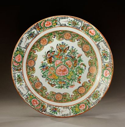 CHINE, Canton - XXe siècle Plat en porcelaine décorée en émaux polychromes dans le...