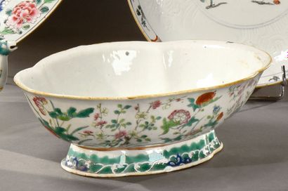 CHINE, fin du XIXe siècle Coupelle oblongue en porcelaine polychrome, H. 20 cm, L....