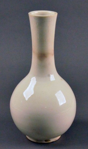 CHINE - XIXe siècle Vase de forme bouteille en porcelaine émaillée blanc. H. 29 ...