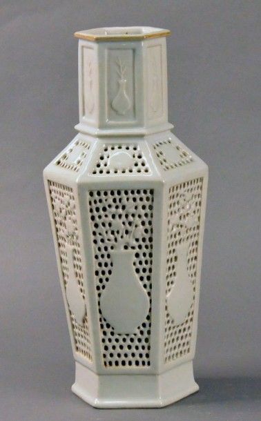 CHINE - XIXe siècle Vase balustre et hexagonal en porcelaine émaillée céladon à décor...