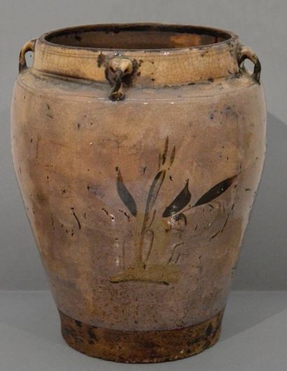 CHINE, Cizhou - XIXe siècle Pot à quatre anses de balustre en grès émaillé beige...