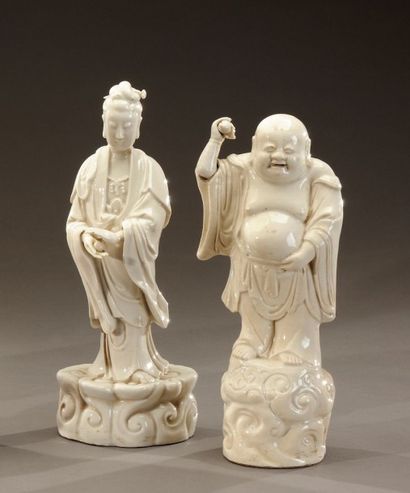 CHINE - Début du XXe siècle Deux statuettes en porcelaine émaillée blanc de Chine,...