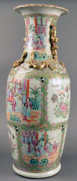 CHINE - XIXe siècle Vase de forme balustre en porcelaine blanche décorée en émaux...