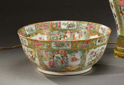 CHINE, XIXe siècle Vasque en porcelaine blanche décorée en émaux polychromes de médaillons...