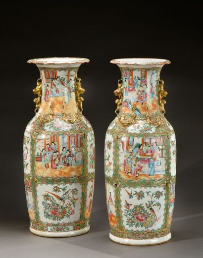 CHINE - XIXe siècle Paire de vases balustres en porcelaine blanche décorée en émaux...