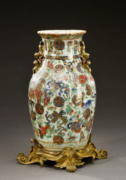 CHINE, Canton XIXe siècle Vase, monture en bronze H. sans la monture: 34 cm