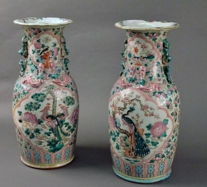CHINE, Canton, XIXe siècle Paire de potiches en porcelaine à décor en émaux polychromes...
