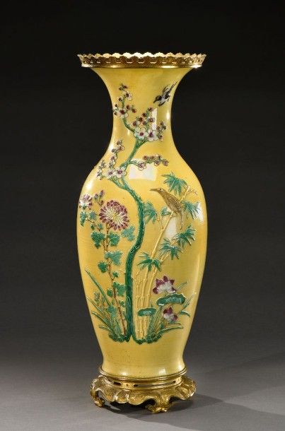 CHINE - XIXe siècle Vase de forme balustre en porcelaine émaillée jaune décorée en...