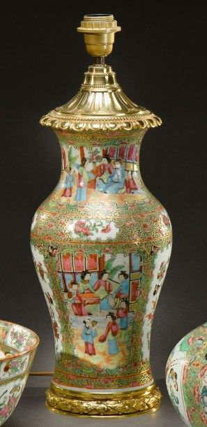 CHINE - XIXe siècle Vase balustre en porcelaine blanche décorée en émaux polychromes...