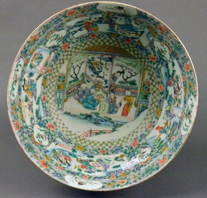 CHINE - XIXe siècle Vasque en porcelaine blanche décorée en émaux polychromes de...