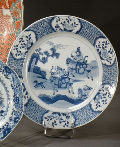 CHINE - EPOQUE KANGXI (1662 - 1722) Plat rond en porcelaine blanche décorée en bleu...