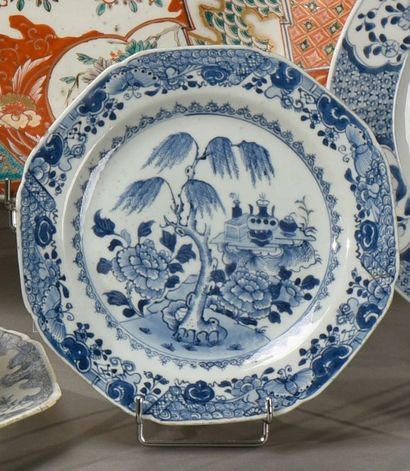 CHINE - XVIIIe siècle Assiette de forme octogonale en porcelaine blanche décorée...