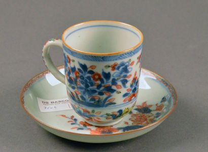CHINE - Epoque KANGXI, XVIIIe siècle Tasse et sous-tasse en porcelaine à décor polychrome...