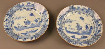 CHINE - XVIIIe siècle Paire d'assiettes en porcelaine blanche décorée en bleu sous...