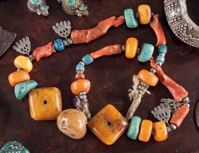 null Collier, Vallée du Draa, Sud du Maroc Corail, amazonite, pierre dure, perles...