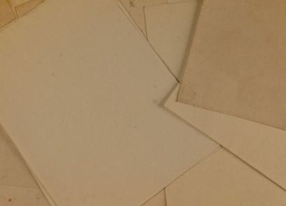 null Un carton contenant diverses feuilles de papier