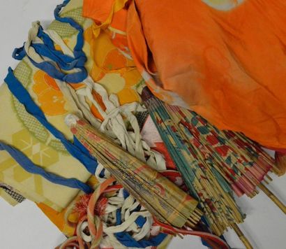 null Kimonos, obis et divers accessoires,
Japon, vers 1920-1930, 2 kimonos et 2 obis...