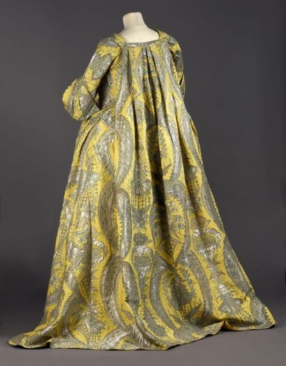 null Exceptionnelle robe volante, vers 1730, lampas fond gros de Tours jaune citron...