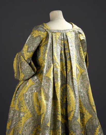  Exceptionnelle robe volante, vers 1730, lampas fond gros de Tours jaune citron broché...