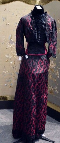  Ensemble habillé, vers 1900, beau façonné lyonnais soie noire et rouge à dessin...