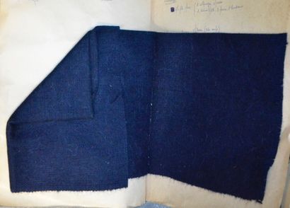 null Ensemble de huit albums d'échantillons d'écharpes de laine, vers 1950-1960,...