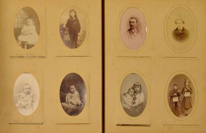 null RÉUNION DE DEUX ALBUMS DE FAMILLE 1865-1910.
123 portraits, cartes de visites...