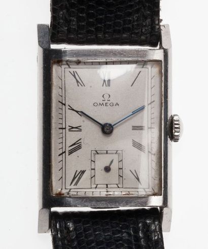 Oméga. Vers 1945 Montre bracelet boîtier rectangle en acier, fond clipé numéroté....