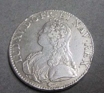 null Une pièce en argent, écu Louis XV au buste habillé et palmes d'olivier, Amiens...