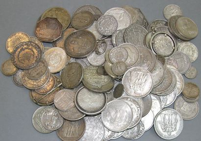 null VARIA
Lot de pièces diverses en argent dont certaines montées en broche
Poids...