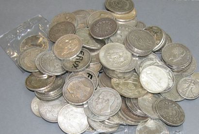 null VARIA
Lot de pièces diverses dont 2 pièces de 5 dollars Canada 1989
Poids :...