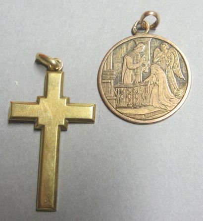 null Lot d'or: une médaille et une croix Poids: 7,2 g