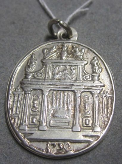 null Médaille ovale en argent Adoration des Mages et façade d'église Poids: 9 g