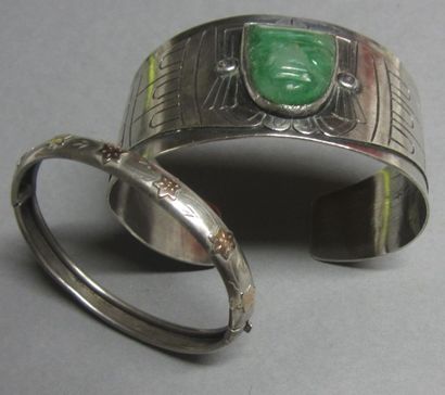 null Deux bracelets en argent, l'un avec un masque mexicain en jade teinté serti...