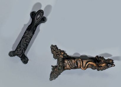 null Trois mâche-bouchons, modèles crocodile, serpent et feuillage
XIXe siècle M...