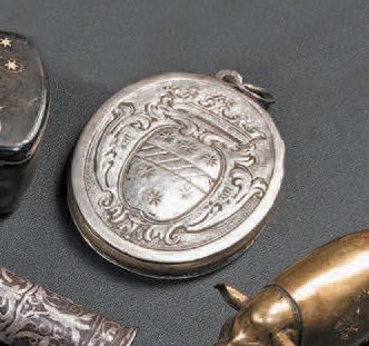 null Médaillon de forme ovale en métal orné d'un écu armorié
XIXe siècle
L. 5,8 cm...