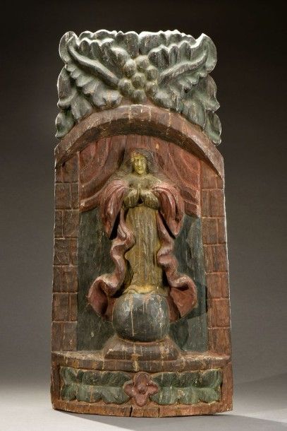 null Panneau en bois sculpté et polychromé représentant la Vierge de l'Ascension...