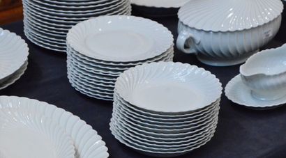 HAVILAND, Limoges Important service de table en porcelaine blanche comprenant: 24...