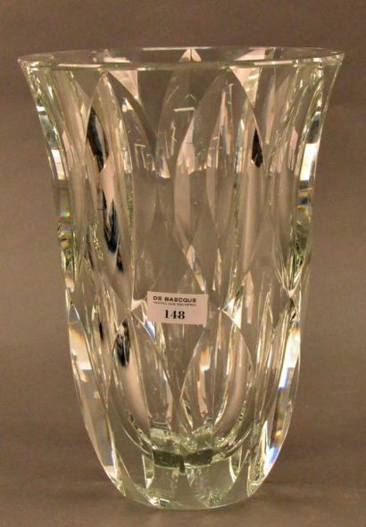 SAINT LOUIS Important vase en cristal taillé. Signé H. 27,5 cm
