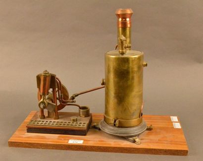 null Maquette de machine à vapeur, en cuivre et laiton XXe siècle H. 31 cm L. 43...