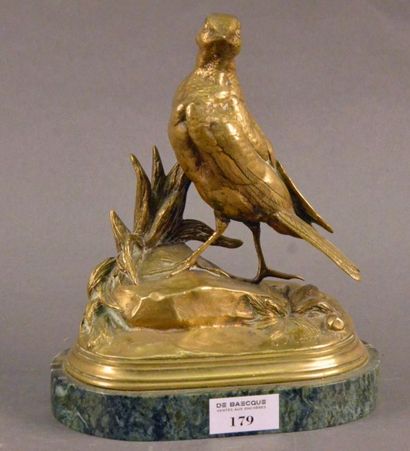 Jules Moigniez (1835-1894) Perdrix sur un tertre feuillagé Bronze à patine dorée,...