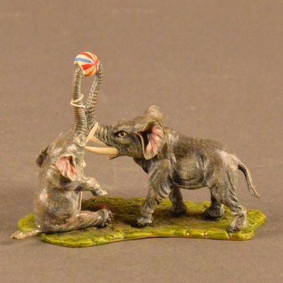 null Bronze de Vienne, XXe siècle Duo deux éléphants jouant de la balle Bronze polychome...