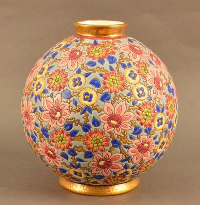 LONGWY Vase boule en faïence émaillée à décor de millefleurs Cachet, décor 6684,...