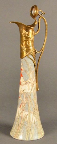 null Aiguière en porcelaine émaillée à décor de fleurs, monture en bronze Art Nouveau...